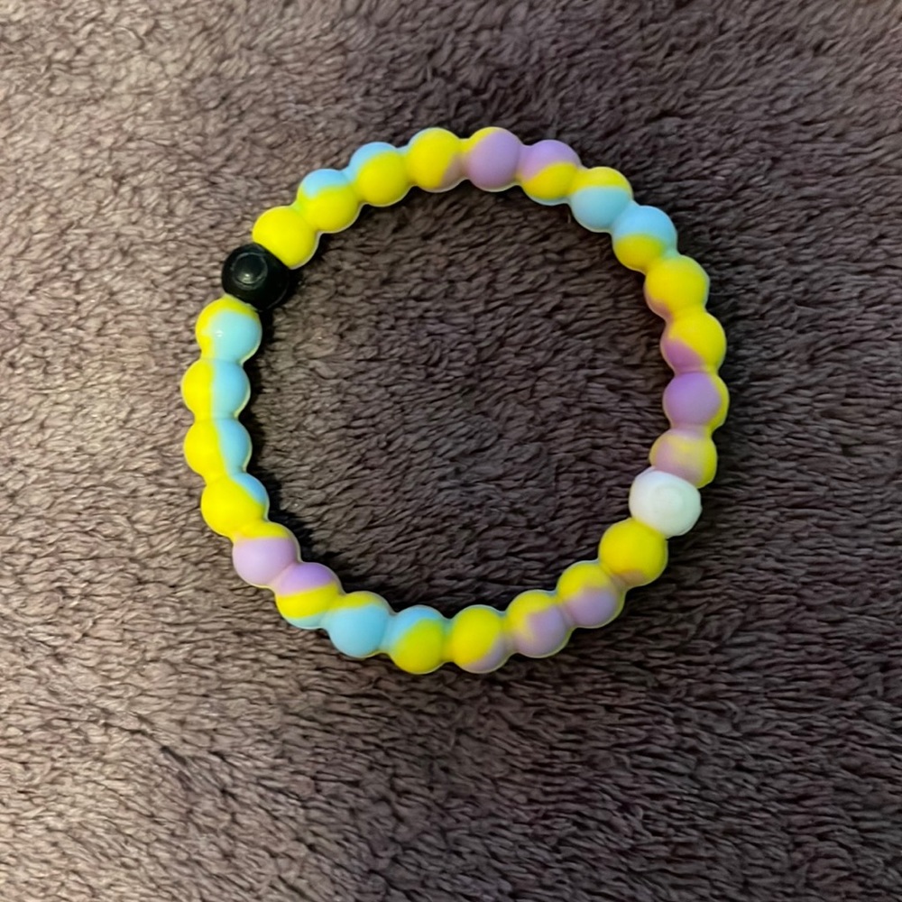 It’s a yellow blue and purple bracelet